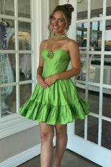 Chic Green Corset Homecoming Dress with Strapless Neckline and Beaded Brooch