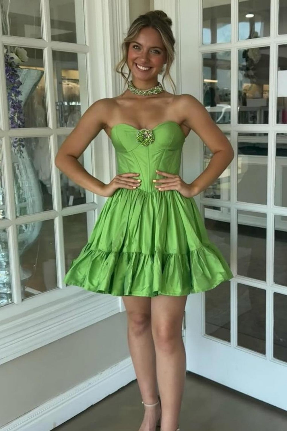 Chic Green Corset Homecoming Dress with Strapless Neckline and Beaded Brooch