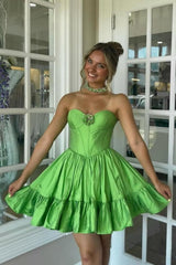 Chic Green Corset Homecoming Dress with Strapless Neckline and Beaded Brooch